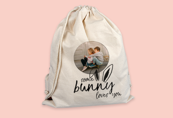 Mit Foto und Text personalisierte Turnbeutel in Natur und Schwarz als kreative Fotogeschenke-Idee zu Ostern für Klein und Groß.