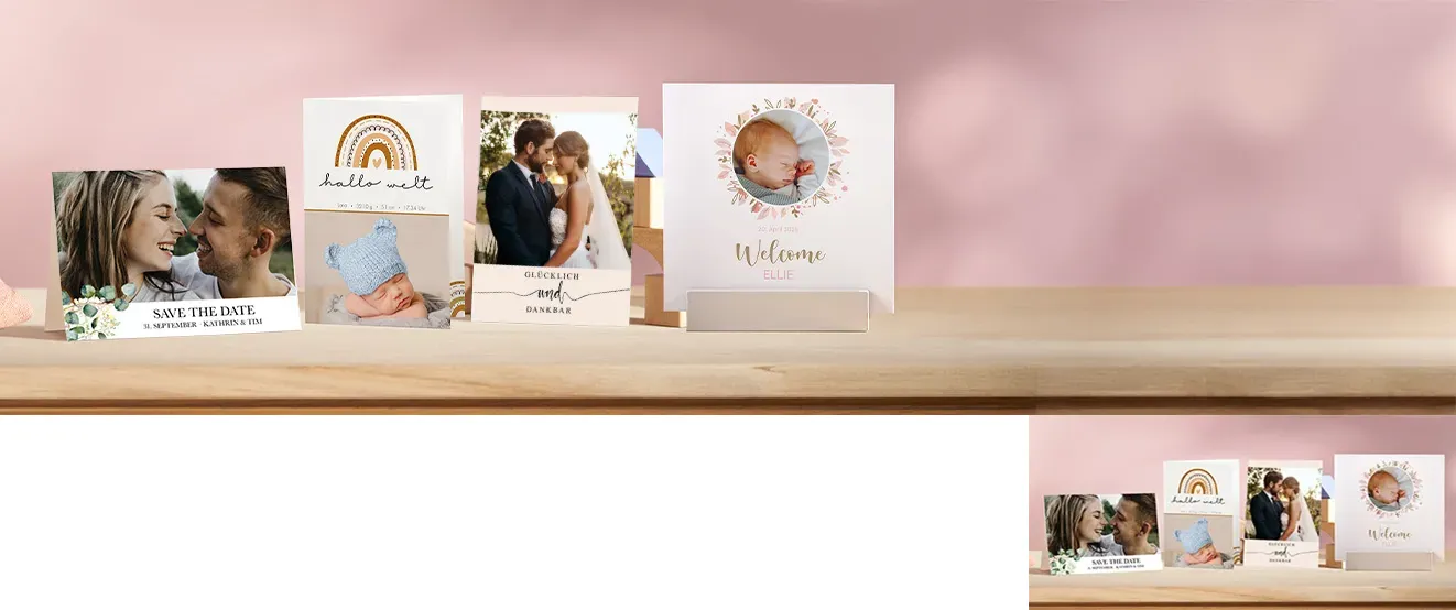 Personalisierte Grußkarten mit kreativen Fotos, Texten und Designs auf einem Holztisch. 