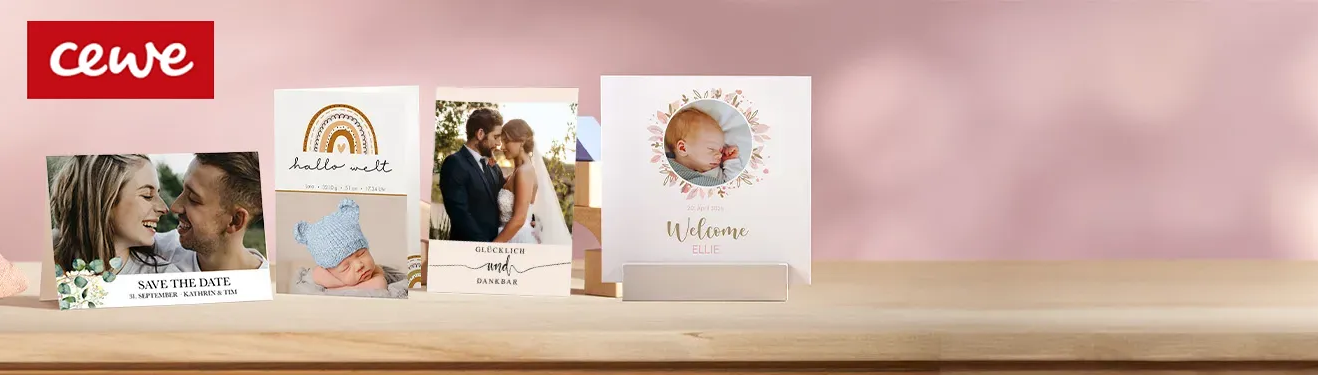 Personalisierte Grußkarten mit kreativen Fotos, Texten und Designs auf einem Holztisch. 