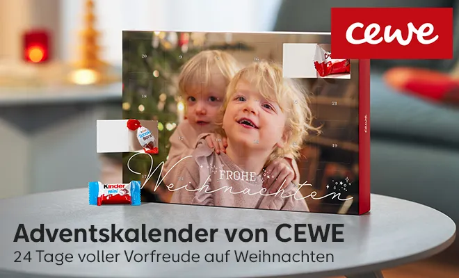 Adventskalender von CEWE individualisiert mit Geschwisterfoto und Schokoladenfüllung, steht auf einem Tisch.