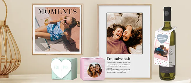 Eine Sammlung von gerahmten XL-Fotos, Geschenkbox und einer personalisierten Weinflasche.