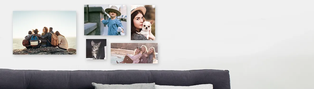 Mehrere an der Wand hängende Fotos auf leichtem Forex, für einen spannenden Collagen-Effekt.
