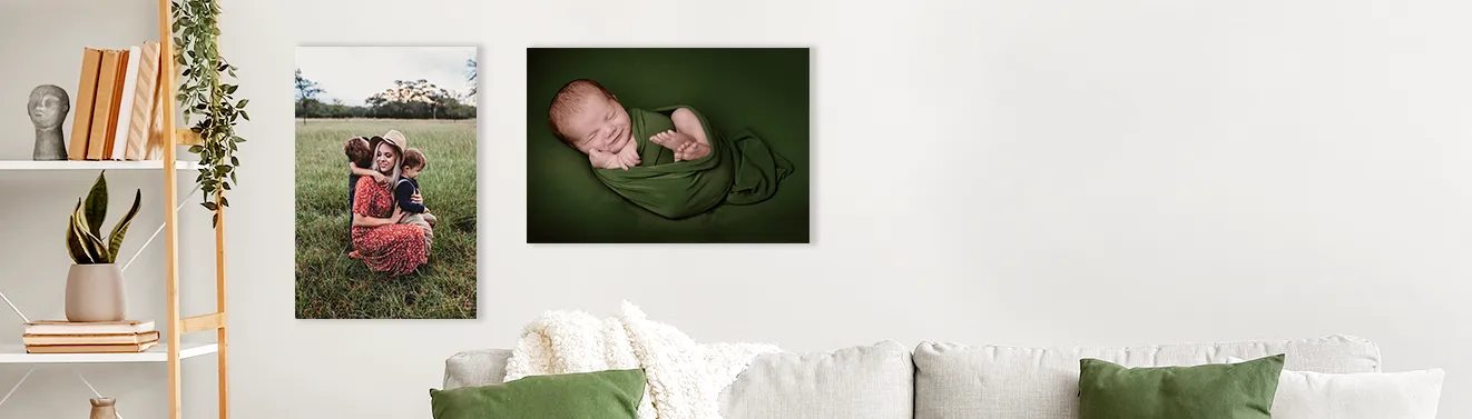 Landschafts-Fotos als Premium Poster im Hoch- und Querformat an der Wand über einer Couch. Jetzt auf Echtfotopapier gestalten!