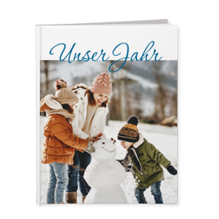 Ein hochwertiges Hardcover-Fotobuch mit stabilem Einband und eleganter Gestaltung, perfekt zum Festhalten besonderer Erlebnisse.