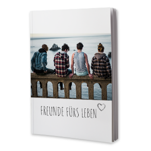 Ein Softcover-Fotobuch mit einem individuellen Coverdesign und persönlicher Beschriftung, ideal für Erinnerungen und besondere Momente.