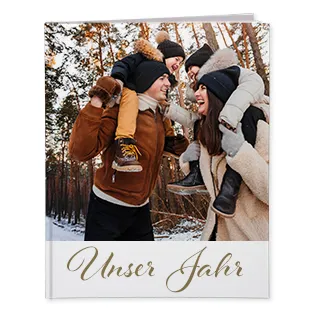 Hardcover Fotobuch mit winterlichem Familienfoto und dem Schriftzug Unser Jahr auf dem Cover