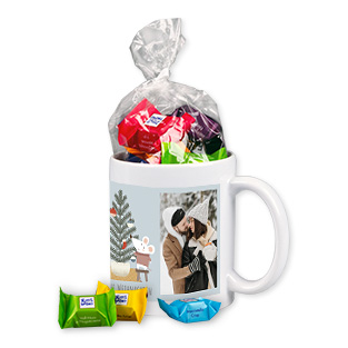 Eine individuell gestaltete Tasse mit Schokolade und einem Foto oder Namen, ideal als Geschenk zum Nikolaus.