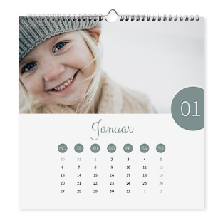 Ein individuell gestalteter Wandkalender mit Digitaldruck und persönlichen Fotos, ideal zur Planung und Dekoration.