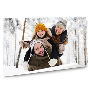 Premium Fotoposter mit winterlichem Familienfoto von Eltern und Kind im Schnee