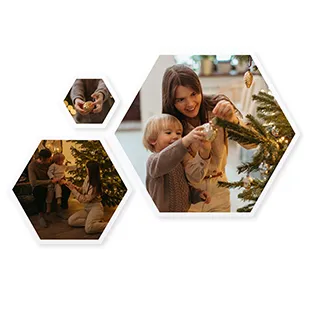 Drei sechseckige Fotokacheln mit Familienfotos beim gemeinsamen Weihnachtsfest