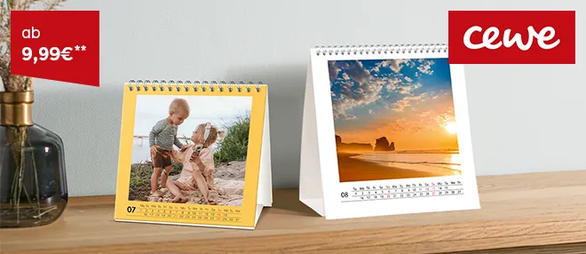 Persönlichen Fotokalender ganz einfach erstellen Ein individuell gestalteter Fotokalender hängt an der Wand und zeigt ein Familienfoto auf einem Kalenderblatt.