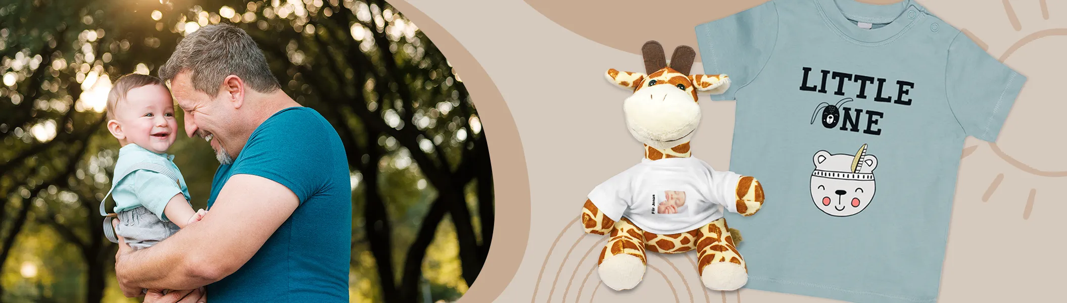 personalisierte Babygeschenke zur Geburt eures kleinen Wunders Ein Vater mit Baby auf dem Arm, daneben sind personalisierte Geschenke zur Geburt zu sehen, wie Creme, T-Shirt und Schaumbad.