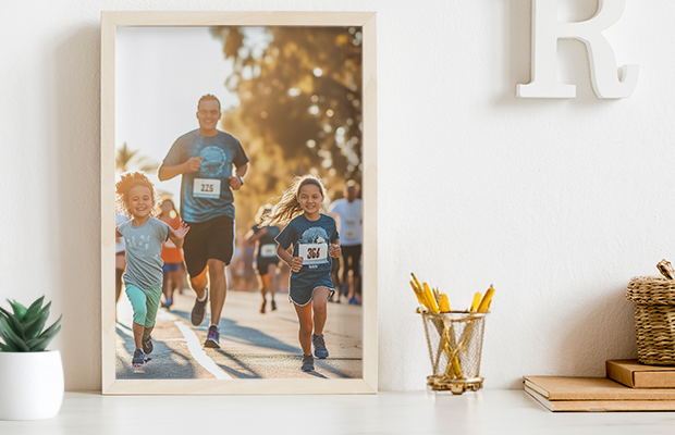 Euren Lieblingsmoment beim Sport als dekoratives Wandbild gestalten Personalisierter Fotorahmen mit Sportfoto vom Familienlauf