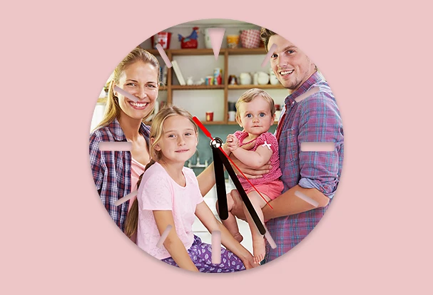 Fotocollage Familie: Fotouhr mit aus Aluminium selbst gestalten Deko Fotogeschenk für Familien selbst gestalten. Familienmitglieder, die gerade die Uhr lernen, profitieren davon. Bringt eure Fotos auf die Fotouhr!