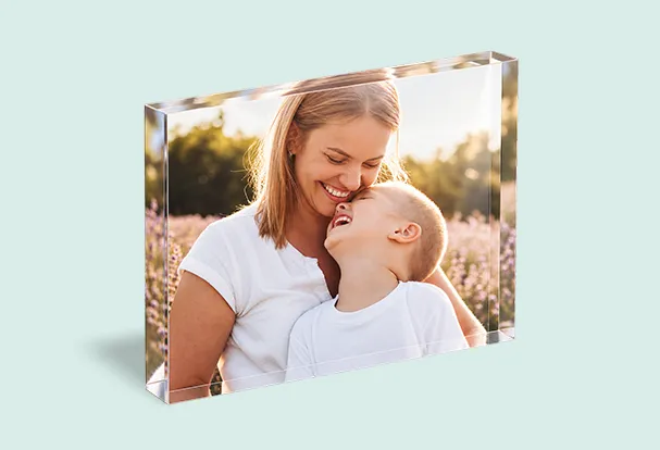 Transparenter Foto-Acrylblock mit Familienfoto von Mutter und Kind