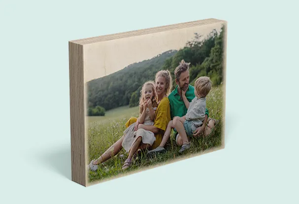 Foto-Holzblock mit Familienmotiv und sichtbarer Holzstruktur