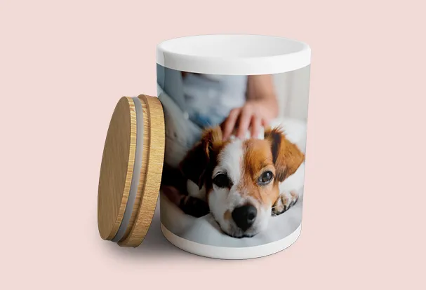 Personalisierte Leckerlidose aus Keramik mit Hundefoto und Bambusdeckel