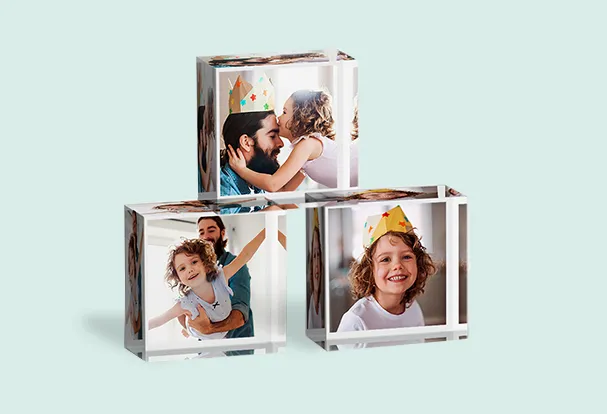 Drei MIXBLOX® Fotoblöcke aus transparentem Acryl mit Familienmotiven