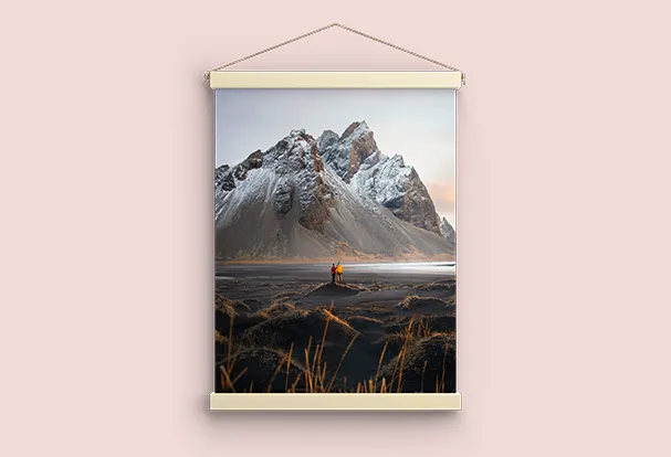 Retro-Leinwand mit Bergmotiv und hellen Holzleisten zum Aufhängen