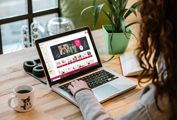 Nutzerin gestaltet eine Fotobestellung am Laptop im ROSSMANN Onlineshop