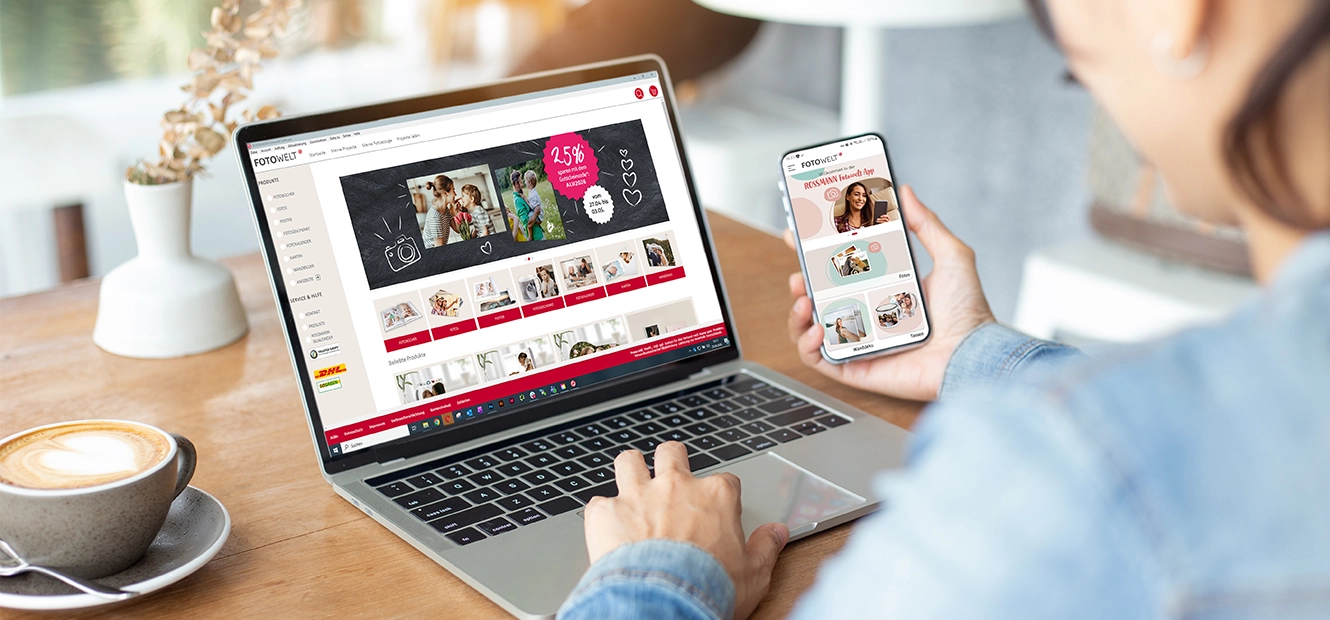 Person erstellt eine Fotobestellung online am Laptop und Smartphone über die ROSSMANN Fotowelt