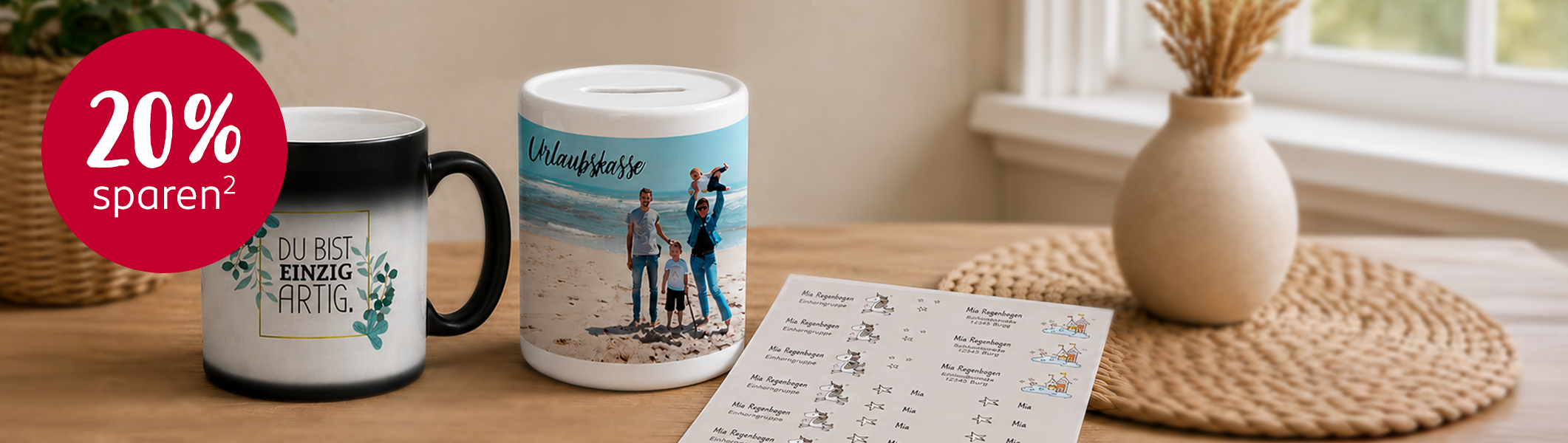 Produkt des Monats entdecken – Magic Cup, Spardose und Namenssticker personalisieren Produkte des Monats mit Magic Cup, personalisierter Spardose und Namensstickern dekorativ präsentiert