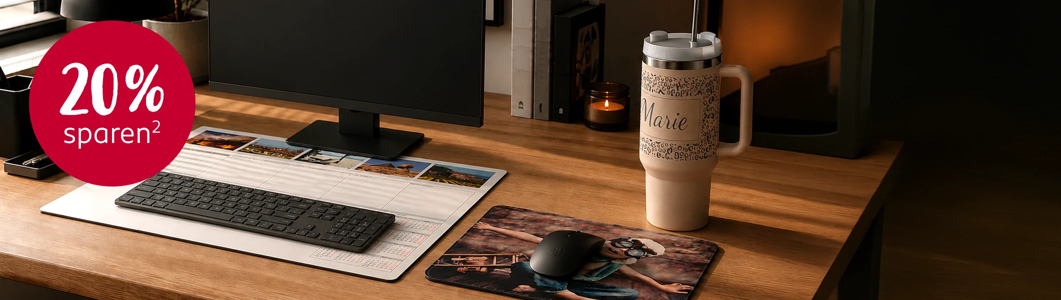 Produkte des Monats Schreibtischunterlage, Mousepad & XXL Thermobecher mit Fotos, Design oder Schrift personalisieren. Produkte des Monats Schreibtischunterlage, Mousepad & XXL Thermobecher am Schreibtisch platziert.