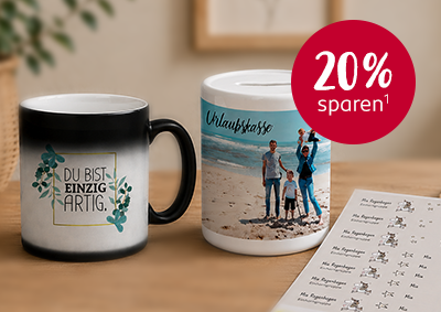 Produkte des Monats mit Magic Cup, personalisierter Spardose und Namensstickern dekorativ präsentiert