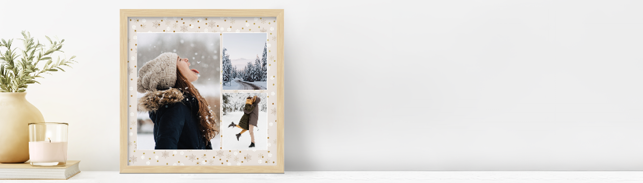 Fotos im Geschenkkuvert liebevoll verpacken Ein quadratisches Familienfoto und ein Geschenkkuvert mit goldenen Herzen auf hellem Untergrund, umrahmt von Pfingstrosen.