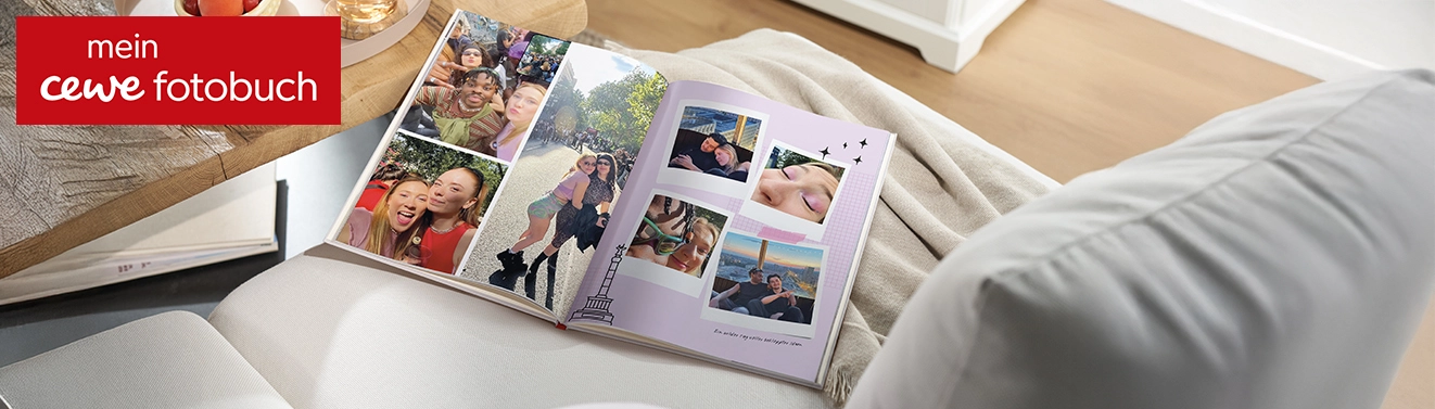 CEWE Fotobuch mit persönlichen Erinnerungsfotos aufgeschlagen auf einem Sessel