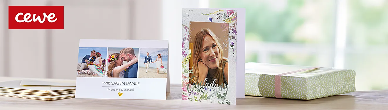 Grußkarten mit eigenen Fotos gestalten Personalisierte Grußkarten mit eigenen Fotos auf einem Tisch