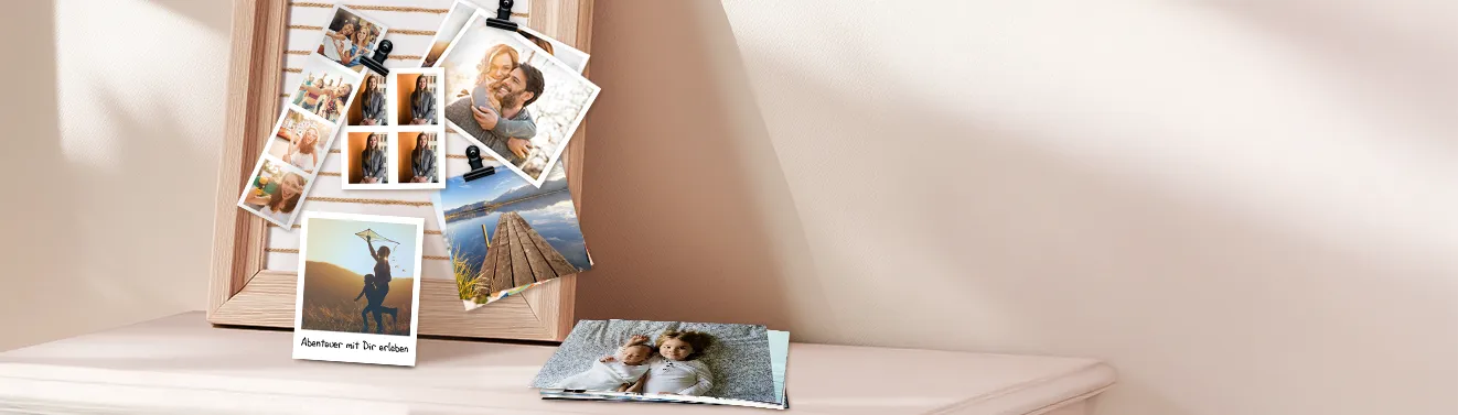 Fotos drucken – persönliche Schnappschüsse gesammelt an einer Pinnwand präsentieren Mehrere Varianten von Fotos mit Familien- und Kinderfotos als an einer Pinnwand vor einer beigen Wand arrangiert