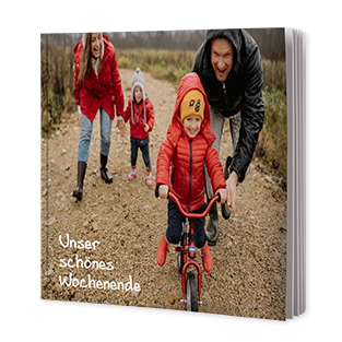 Ein Softcover-Fotobuch mit einem individuellen Coverdesign und persönlicher Beschriftung, ideal für Erinnerungen und besondere Momente.
