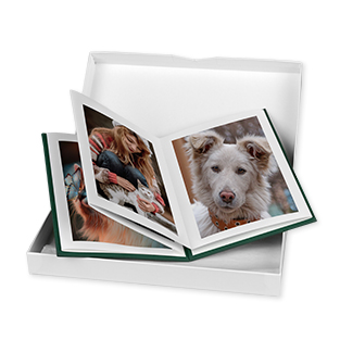 Ein hochwertiges myLeporello-Fotobuch in einer eleganten weißen Geschenkbox mit liebevoll gestalteten Seiten für persönliche Erinnerungen.