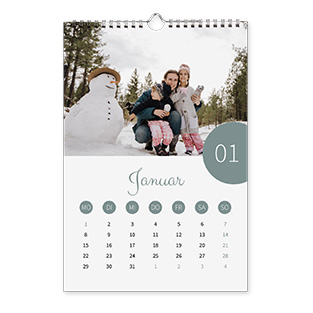 Ein individuell gestalteter Wandkalender mit brillanten Bildern auf Fotopapier für eine stilvolle Jahresübersicht.