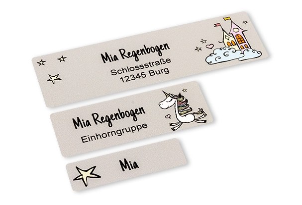 Gestaltet Namensaufkleber mit unterschiedlichen Motiven sorgen dafür, dass alle Sachen schnell und einfach zugeordnet werden können. Die Aufkleber gibt es im Set mit 25 oder 52 Stickern, enthalten sind immer drei verschiedene Größen.