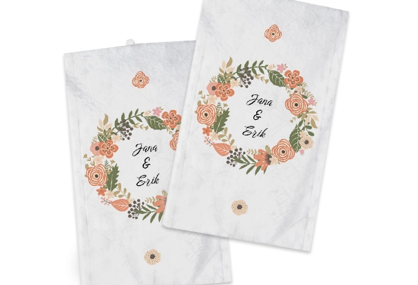 Set aus personalisierten Gästehandtüchern für ein Hochzeitspaar mit Namen und elegantem Design