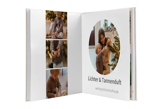 Fotobuch mit eigenen Fotos gestalten – eure schönsten Weihnachtsmomente festhalten Aufgeschlagenes Fotobuch mit weihnachtlichen Familienfotos und Bildern vom Schmücken des Weihnachtsbaums