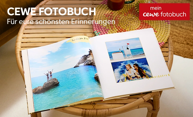 Personalisiertes Fotobuch liegt auf einem Holztisch.