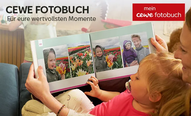 Personalisiertes Fotobuch liegt auf einem Holztisch.