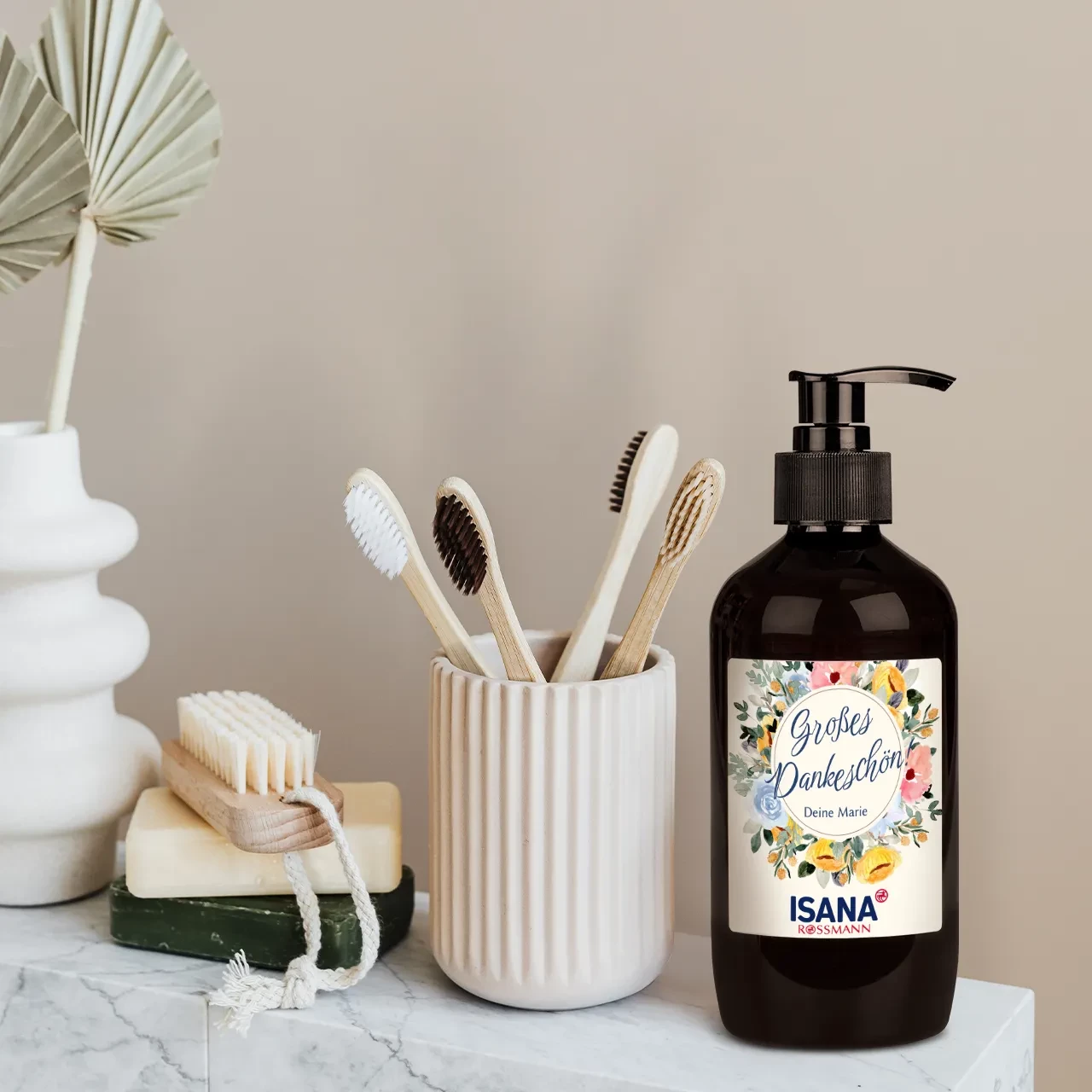 Unsere ISANA Flüssigseife mit Foto und Text ist das perfekte Geschenk oder Highlight für euer Badezimmer. Werdet jetzt kreativ und gestaltet eure individuelle Handseife.