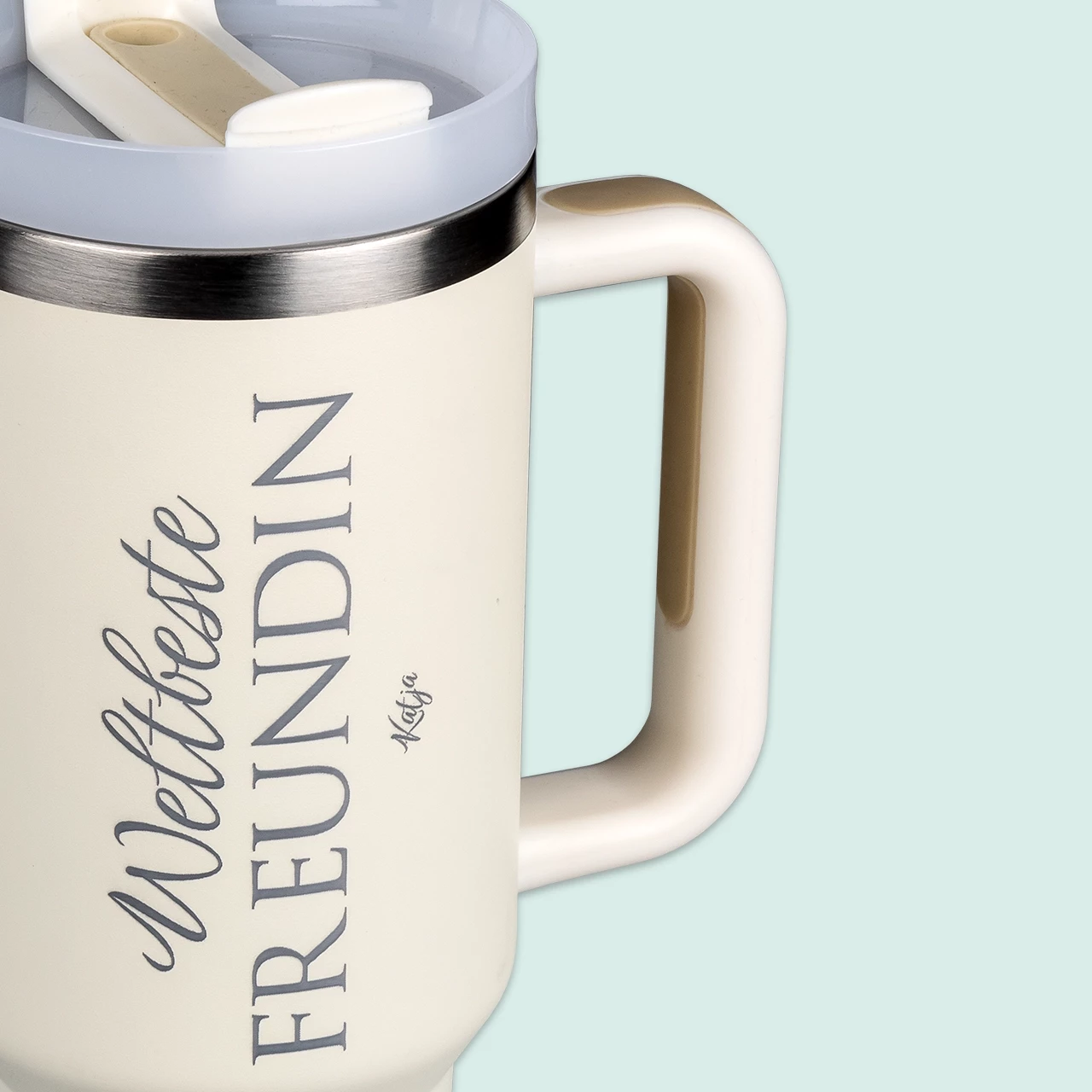 Ein beiger XXL-Thermobecher mit Deckel und Gravur 