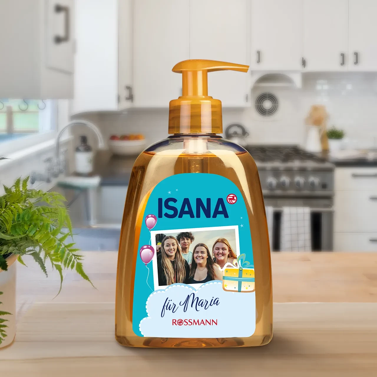 Eine in der Küche stehende Küchenseife mit personalisiertem Etikett mit Freudefoto, Text und Geschenkillustrationen.