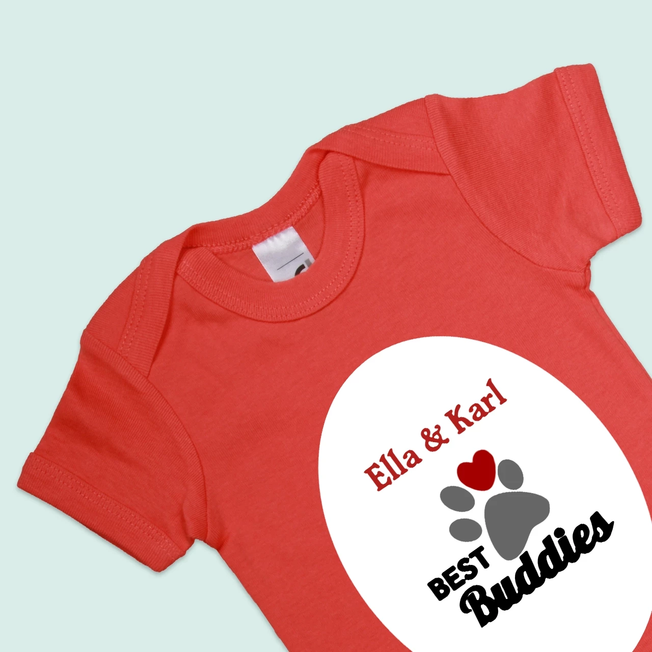 Zur Geburt oder Taufe einen Baby Body mit Namen bedrucken zu lassen, ist eine einzigartige, liebevolle Geschenkidee und ein besonderes Andenken für die Eltern.