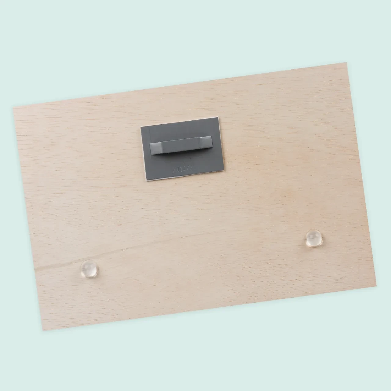 Wenn ihr ein Foto auf Holz drucken lasst, erhaltet ihr ein Sorglos-Komplettpaket. Inklusive sind nämlich Haftblech und Abstandshalter für die optimale Installation.