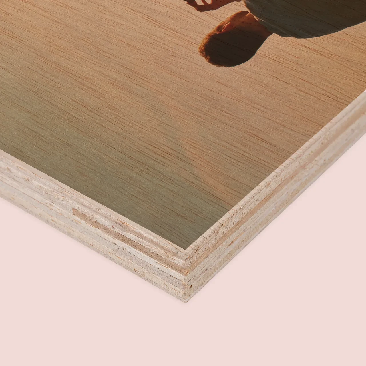 Bringt euer Lieblings-Bild auf Holz. Dank dessen, dass weiß nicht unterdruckt wird, bleibt die rustikale Holz-Struktur erhalten und bietet einen natürlichen Charme.