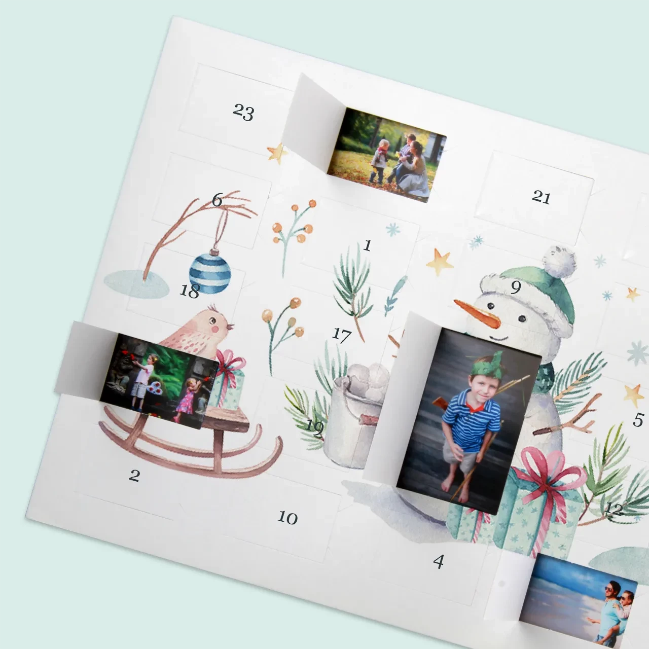 Gestaltet euren Adventskalender mit Fotos ganz einfach: 24 Fotos hochladen, Hintergrund auswählen, und in wenigen Tagen nach Hause geliefert bekommen.