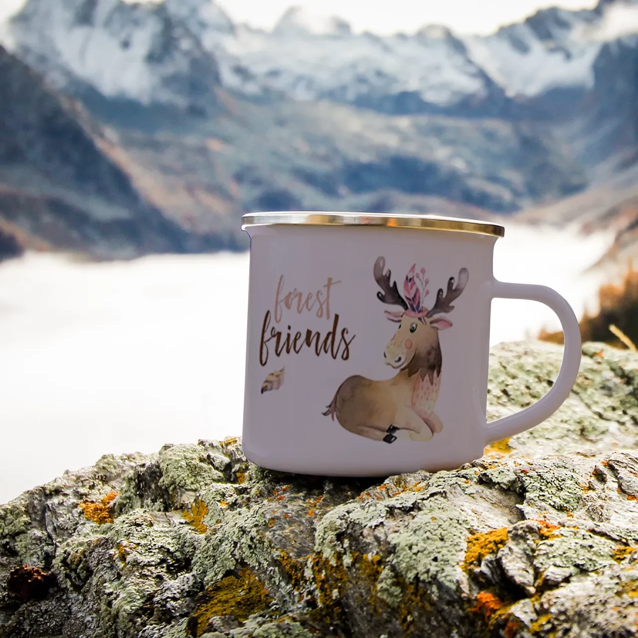 Eine Emaille-Tasse, bedruckt mit Foto- und Namen in einer natürlichen Berglandschaft – perfekt zum selbst Gestalten und Bedrucken.