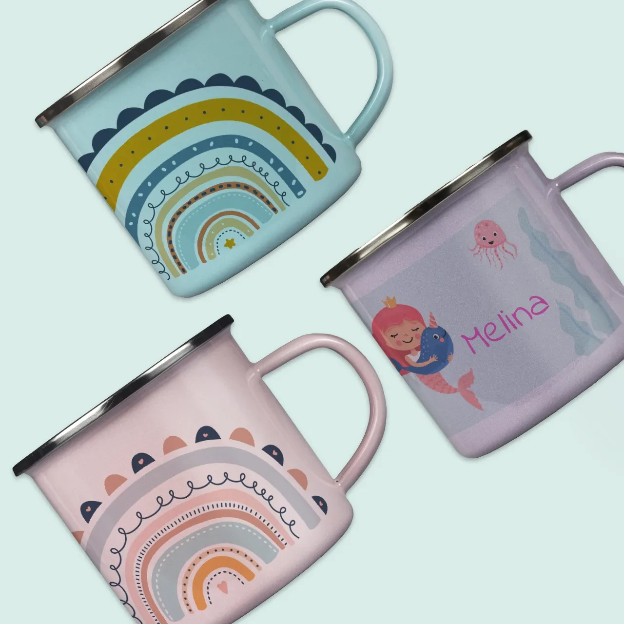 Drei individuelle Emaille-Tassen, bedruckt mit farbigen Designs, Namen und Cliparts als personalisiertes Geschenk.