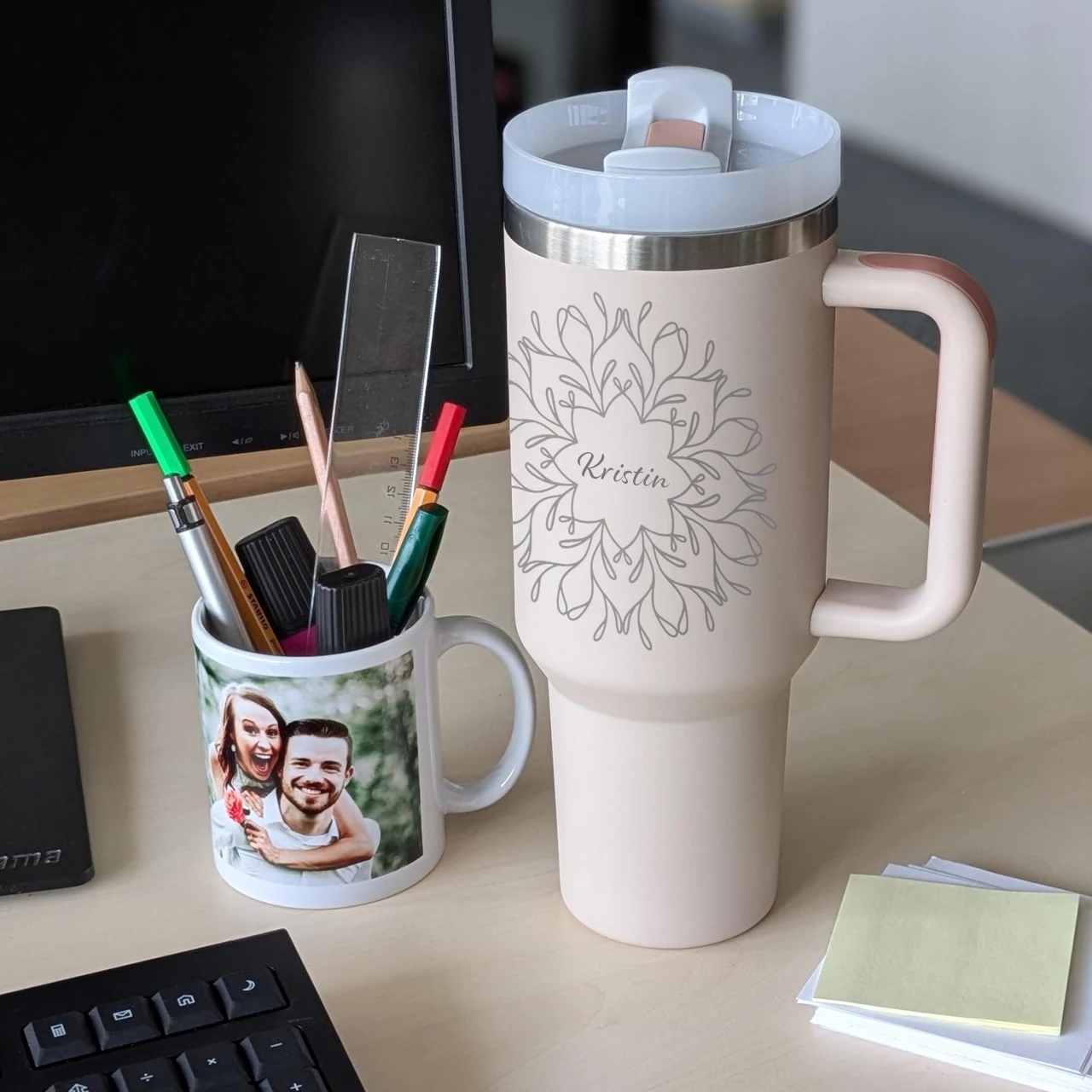Ein pfirsichfarbener Edelstahlbecher mit Deckel und Gravur, personalisiert mit dem Namen Kristin und einem floralen Muster.